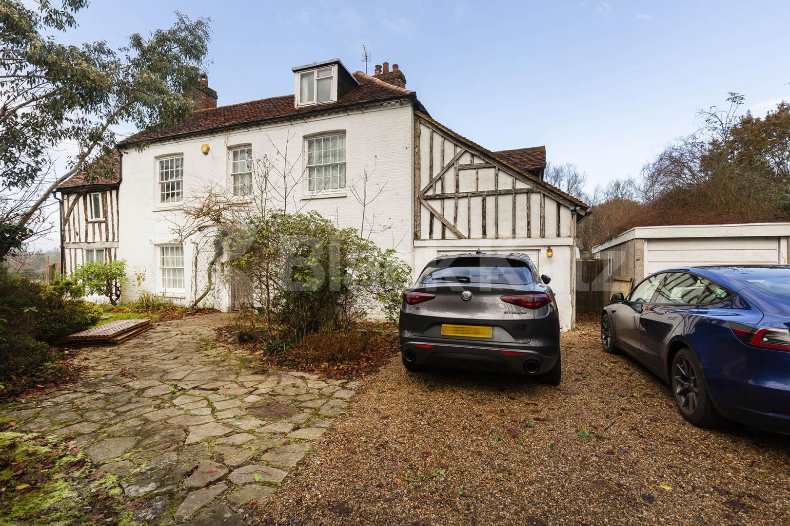 A elegant and historic 16th century detached house on an exclusive street   Totteridge Common, Highwood Hill